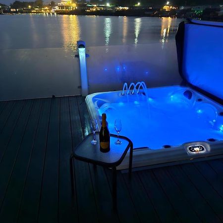 Lakeside Holiday Home With Hot Tub Tattershall Exterior photo